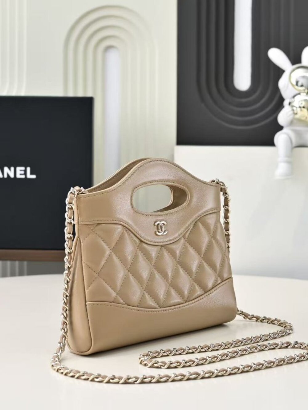 Classic Chanel Bag: A Stylish and Versatile Choice for Elegance - Picture 4 of 6